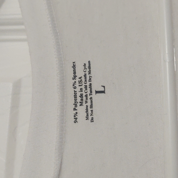 Gently Used Large Vintage Hooters Tshirt - Picture 3 of 3